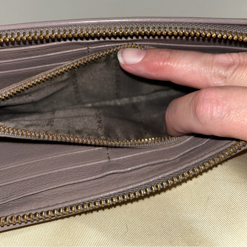 Clean Vintage Marc by Marc Jacobs Q
Slim Zip Around Wallet - Picture 10 of 10
